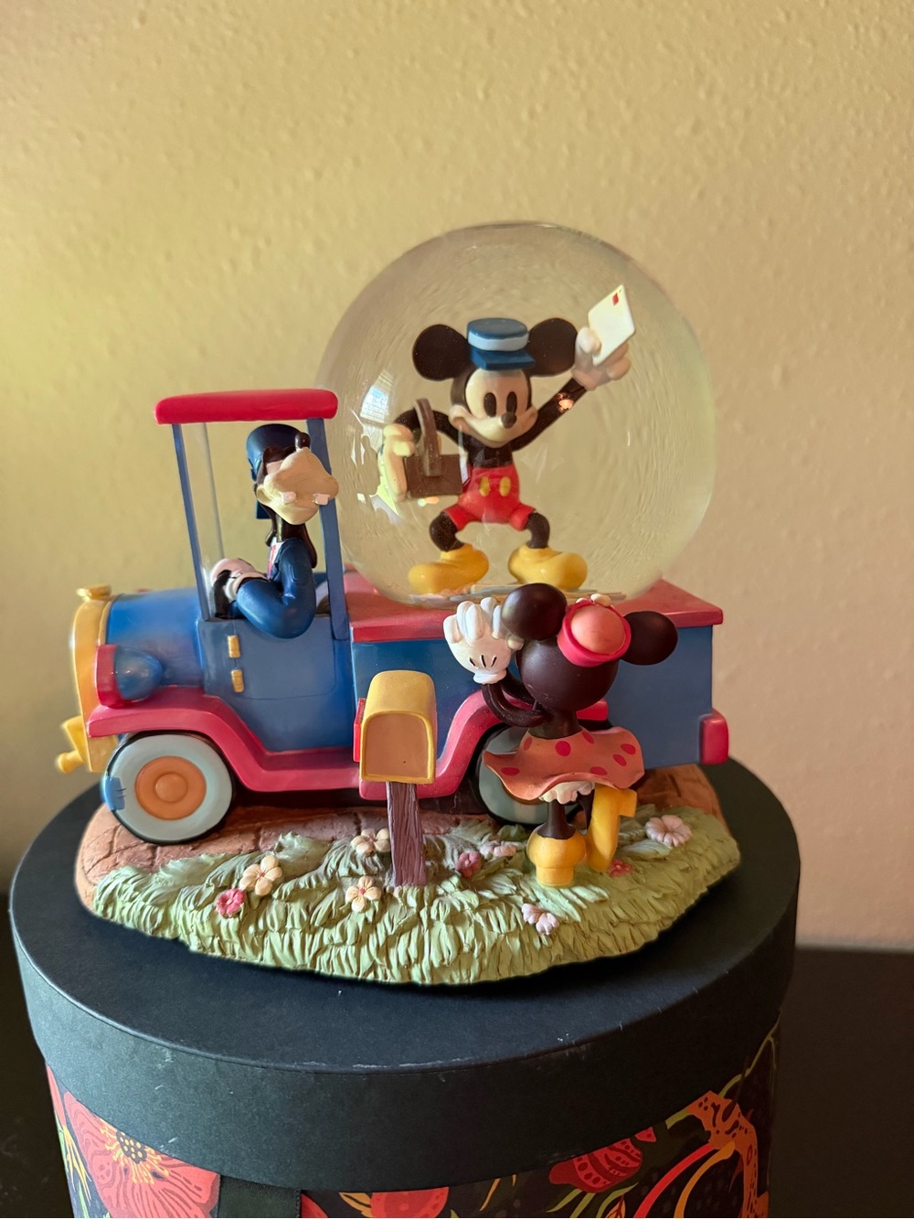 Disney Mickey & Minnie Mail Truck Musical Snow Globe